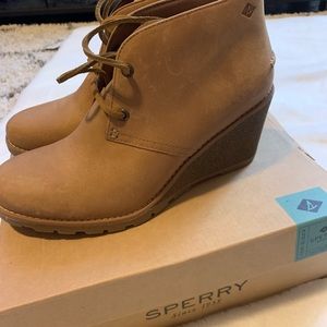 Sperry Size 8 lace up wedge bootie